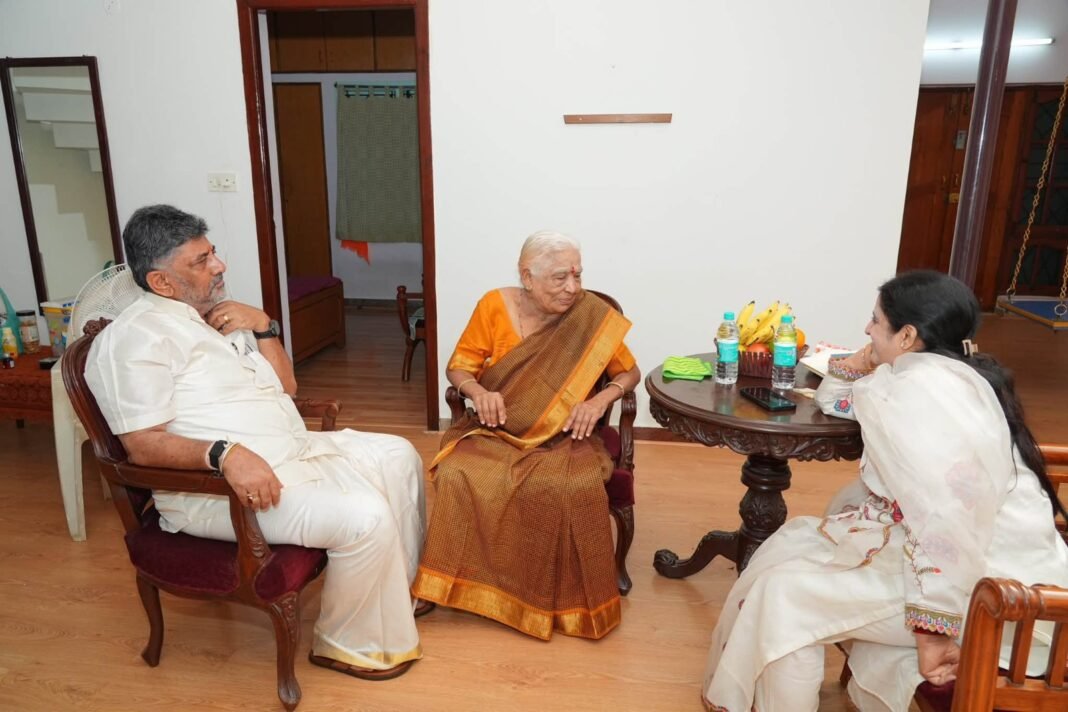’13 വര്ഷത്തെ സ്നേഹ തണൽ’; ബാല്യകാല ഓർമ്മകൾ പങ്കുവെച്ച് മുഖ്യമന്ത്രി ഡി.കെ. ശിവകുമാറിന്റെ വൈകാരിക ഫേസ്ബുക്ക് കുറിപ്പ് ’13 വര്ഷത്തെ സ്നേഹ തണൽ’; ബാല്യകാല ഓർമ്മകൾ പങ്കുവെച്ച് മുഖ്യമന്ത്രി ഡി.കെ. ശിവകുമാറിന്റെ വൈകാരിക ഫേസ്ബുക്ക് കുറിപ്പ്