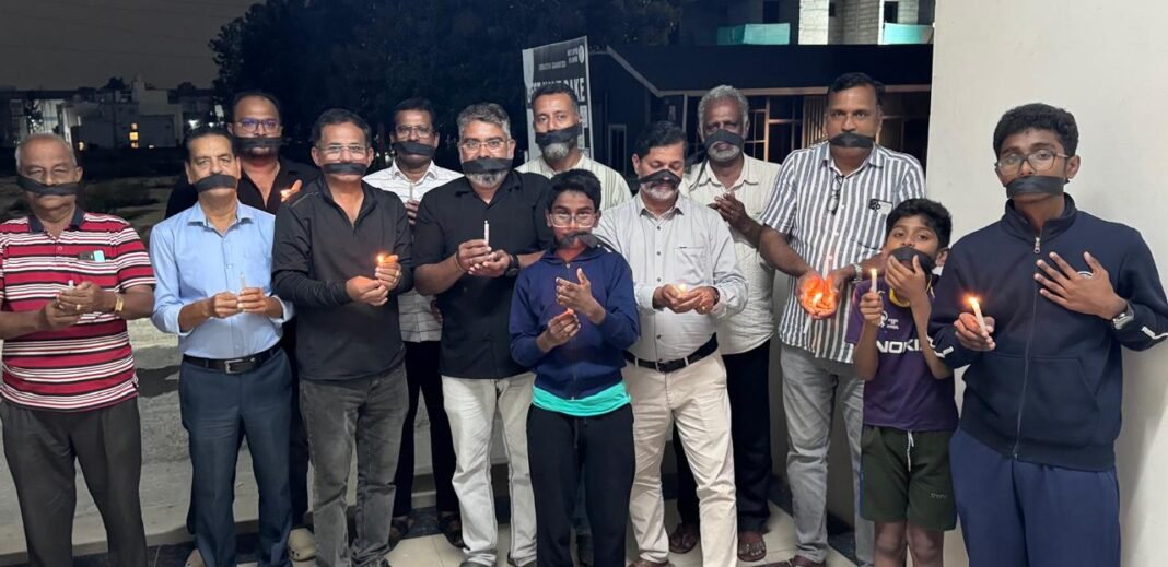 രാഹുൽ ഗാന്ധിയുടെ അറസ്റ്റിൽ പ്രതിഷേധം: കർണാടക പ്രവാസി കോൺഗ്രസിന്റെ വായ്മൂടിക്കെട്ടി പ്രതിഷേധം രാഹുൽ ഗാന്ധിയുടെ അറസ്റ്റിൽ പ്രതിഷേധം: കർണാടക പ്രവാസി കോൺഗ്രസിന്റെ വായ്മൂടിക്കെട്ടി പ്രതിഷേധം