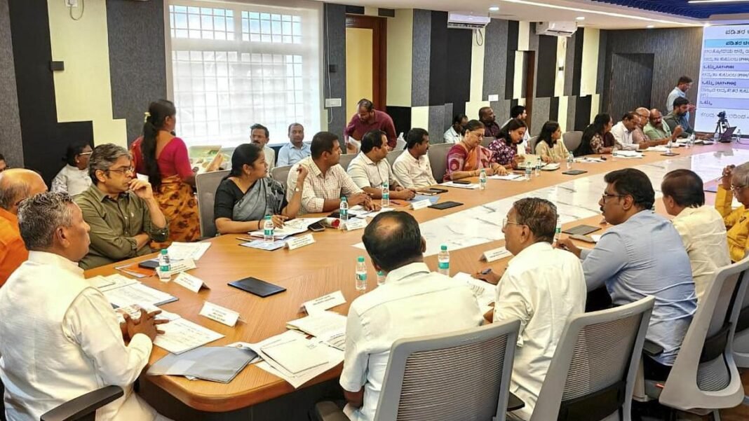 കർണാടകയിൽ ബി.പി.എൽ കാർഡ് വരുമാന പരിധി മൂന്ന് ലക്ഷമാക്കാന് നിര്ദേശം കർണാടകയിൽ ബി.പി.എൽ കാർഡ് വരുമാന പരിധി മൂന്ന് ലക്ഷമാക്കാന് നിര്ദേശം