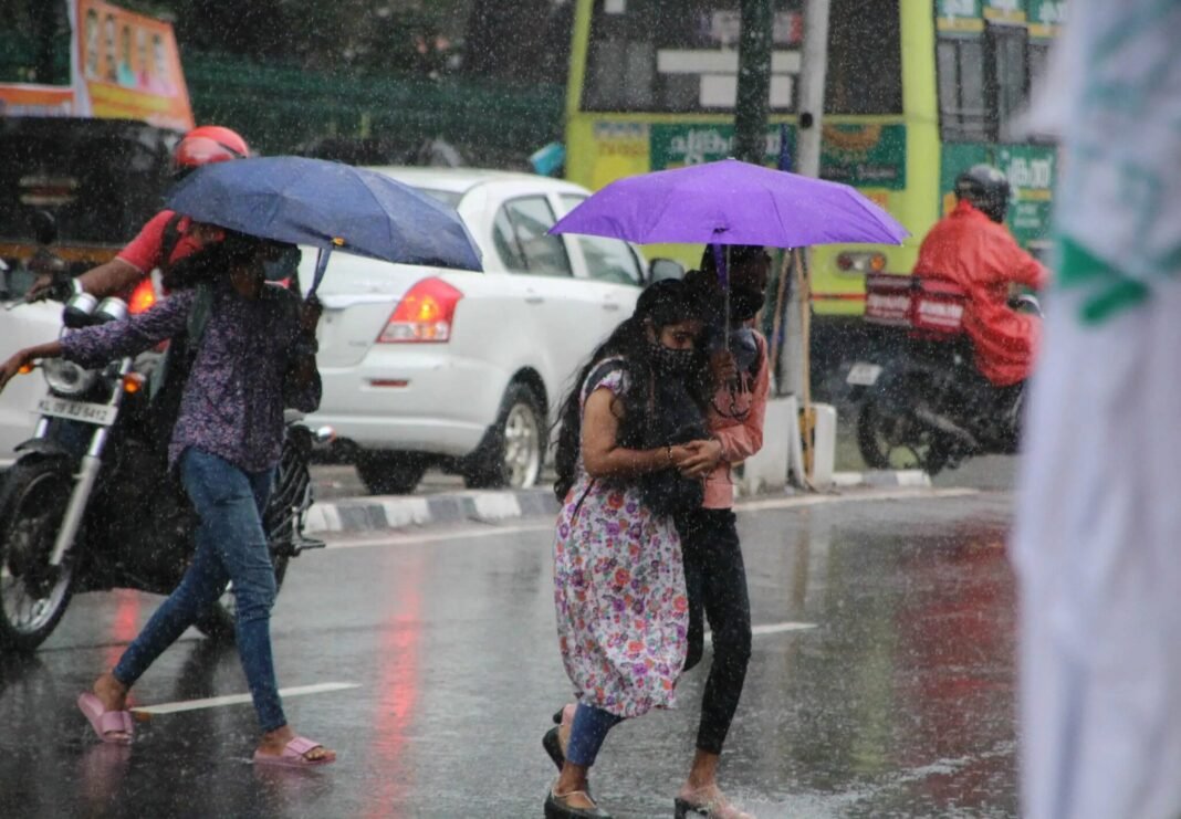 മഴ മുന്നറിയിപ്പ്; വടക്കൻ കേരളത്തിൽ അതിശക്തമായ മഴ തുടരും, മൂന്ന് ജില്ലകളിൽ ഇന്ന് യെല്ലോ അലർട്ട് മഴ മുന്നറിയിപ്പ്; വടക്കൻ കേരളത്തിൽ അതിശക്തമായ മഴ തുടരും, മൂന്ന് ജില്ലകളിൽ ഇന്ന് യെല്ലോ അലർട്ട്