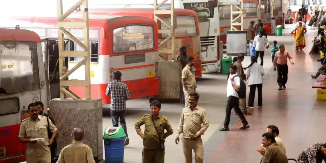 കര്ണാടക ബന്ദ്; ജനജീവിതത്തെ കാര്യമായി ബാധിച്ചില്ല, വാട്ടാല് നാഗരാജിനെ വീട്ടിൽ വെച്ച് കസ്റ്റഡിയിലെടുത്തു കര്ണാടക ബന്ദ്; ജനജീവിതത്തെ കാര്യമായി ബാധിച്ചില്ല, വാട്ടാല് നാഗരാജിനെ വീട്ടിൽ വെച്ച് കസ്റ്റഡിയിലെടുത്തു