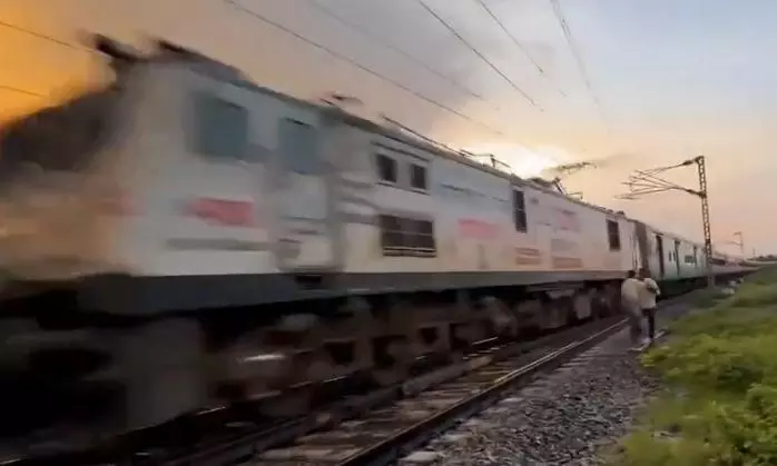 ട്രെയിന് തട്ടി മുത്തശ്ശിയും രണ്ട് പേരക്കുട്ടികളും മരിച്ചു; അപകടം ട്രാക്ക് മുറിച്ചുകടക്കുന്നതിനിടെ ട്രെയിന് തട്ടി മുത്തശ്ശിയും രണ്ട് പേരക്കുട്ടികളും മരിച്ചു; അപകടം ട്രാക്ക് മുറിച്ചുകടക്കുന്നതിനിടെ
