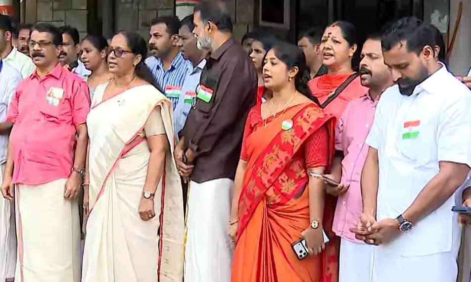 കോഴിക്കോട് കോര്പ്പറേഷനില് ചേരിതിരിഞ്ഞ് ഒരേസമയം ജനഗണമനയും വന്ദേമാതരവും കോഴിക്കോട് കോര്പ്പറേഷനില് ചേരിതിരിഞ്ഞ് ഒരേസമയം ജനഗണമനയും വന്ദേമാതരവും