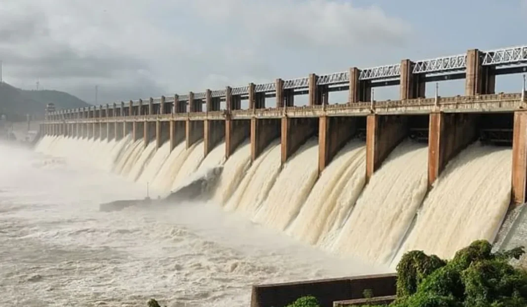 ജലക്ഷാമം ഒഴിവാകും; തുംഗഭദ്ര അണക്കെട്ടിലേക്ക് ഒരു ലക്ഷം ക്യുസെക്സില് അധികം മഴവെള്ളമെത്തി ജലക്ഷാമം ഒഴിവാകും; തുംഗഭദ്ര അണക്കെട്ടിലേക്ക് ഒരു ലക്ഷം ക്യുസെക്സില് അധികം മഴവെള്ളമെത്തി
