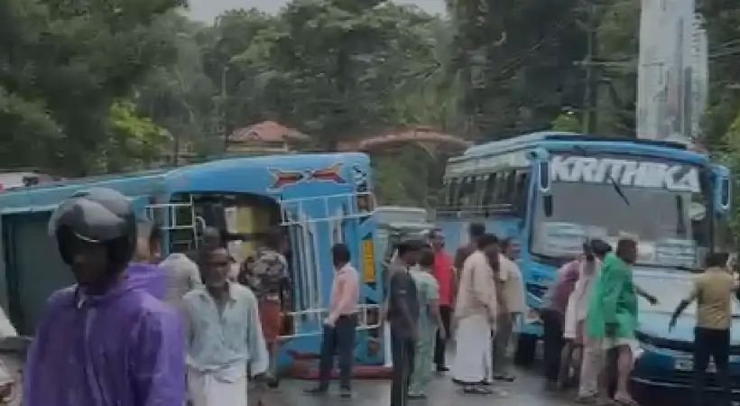 കണ്ണൂരിൽ ബസ് മറിഞ്ഞ് അപകടം; നിരവധി പേർക്ക് പരുക്ക് കണ്ണൂരിൽ ബസ് മറിഞ്ഞ് അപകടം; നിരവധി പേർക്ക് പരുക്ക്