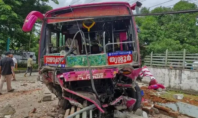 നിയന്ത്രണം വിട്ട സ്വകാര്യ ബസ് വാഹനങ്ങളിലിടിച്ച് അപകടം: രണ്ട് മരണം, നിരവധി പേർക്ക് പരുക്ക് നിയന്ത്രണം വിട്ട സ്വകാര്യ ബസ് വാഹനങ്ങളിലിടിച്ച് അപകടം: രണ്ട് മരണം, നിരവധി പേർക്ക് പരുക്ക്