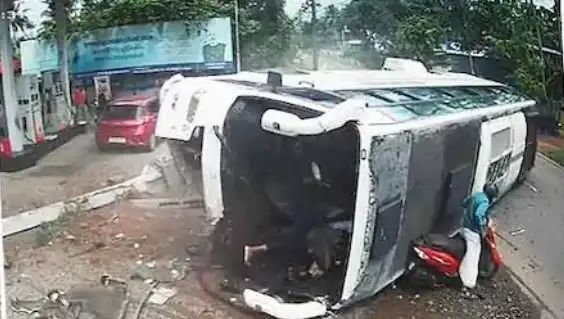 കൂത്താട്ടുകുളം കാക്കൂറില് വിവാഹ സംഘം സഞ്ചരിച്ച ബസ് മറിഞ്ഞ് 40 പേര്ക്ക് പരുക്ക് കൂത്താട്ടുകുളം കാക്കൂറില് വിവാഹ സംഘം സഞ്ചരിച്ച ബസ് മറിഞ്ഞ് 40 പേര്ക്ക് പരുക്ക്