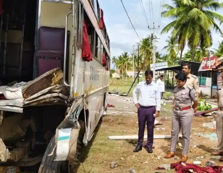 കർണാടകയിൽ മലയാളി നഴ്സിംഗ് വിദ്യാര്ഥിനികള് സഞ്ചരിച്ച ബസ് അപകടത്തില്പ്പെട്ടു: 2 മരണം, 26 പേര്ക്ക് പരുക്ക് കർണാടകയിൽ മലയാളി നഴ്സിംഗ് വിദ്യാര്ഥിനികള് സഞ്ചരിച്ച ബസ് അപകടത്തില്പ്പെട്ടു: 2 മരണം, 26 പേര്ക്ക് പരുക്ക്