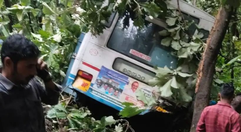 പാലക്കാട് കെ എസ് ആര് ടി സി ബസ് താഴ്ചയിലേക്ക് മറിഞ്ഞു; ബസില് നിന്ന് തെറിച്ചുവീണ് യുവതി മരിച്ചു പാലക്കാട് കെ എസ് ആര് ടി സി ബസ് താഴ്ചയിലേക്ക് മറിഞ്ഞു; ബസില് നിന്ന് തെറിച്ചുവീണ് യുവതി മരിച്ചു