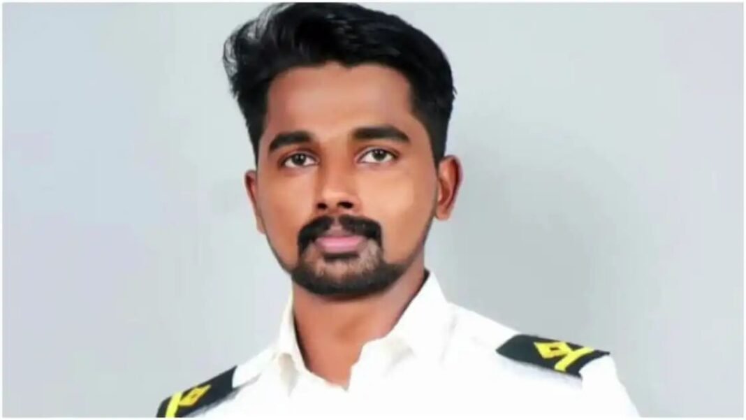 യുക്രെയ്നിലെ കപ്പല് ആക്രമണത്തില് കൊല്ലപ്പെട്ട അഖില് ജോയലിൻ്റെ ഭൗതിക ശരീരം വീട്ടിലെത്തിച്ചു യുക്രെയ്നിലെ കപ്പല് ആക്രമണത്തില് കൊല്ലപ്പെട്ട അഖില് ജോയലിൻ്റെ ഭൗതിക ശരീരം വീട്ടിലെത്തിച്ചു