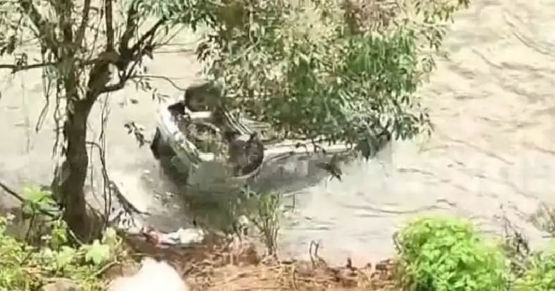 ഇടുക്കി ഏലപ്പാറയ്ക്ക് സമീപം കാര് തോട്ടിലേക്ക് മറിഞ്ഞ് തിരുവനന്തപുരം സ്വദേശി മരിച്ചു; മൂന്നുപേര്ക്ക് പരുക്ക് ഇടുക്കി ഏലപ്പാറയ്ക്ക് സമീപം കാര് തോട്ടിലേക്ക് മറിഞ്ഞ് തിരുവനന്തപുരം സ്വദേശി മരിച്ചു; മൂന്നുപേര്ക്ക് പരുക്ക്