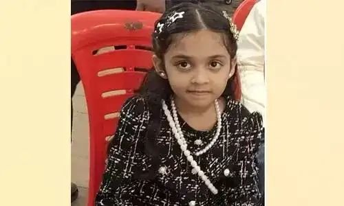 ഷാര്ജയില് മലയാളിയായ ഏഴ് വയസുകാരി കെട്ടിടത്തില് നിന്ന് വീണ് മരിച്ചു ഷാര്ജയില് മലയാളിയായ ഏഴ് വയസുകാരി കെട്ടിടത്തില് നിന്ന് വീണ് മരിച്ചു