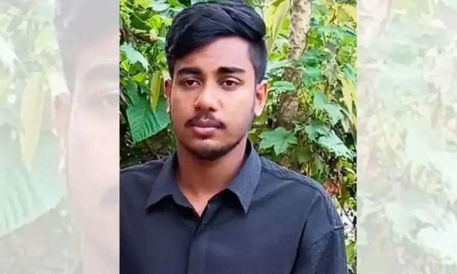 ചാലിയാര് പുഴയില് മീൻ പിടിക്കുന്നതിനിടെ തോണി മറിഞ്ഞ് കാണാതായ യുവാവിന്റെ മൃതദേഹം കണ്ടെത്തി ചാലിയാര് പുഴയില് മീൻ പിടിക്കുന്നതിനിടെ തോണി മറിഞ്ഞ് കാണാതായ യുവാവിന്റെ മൃതദേഹം കണ്ടെത്തി