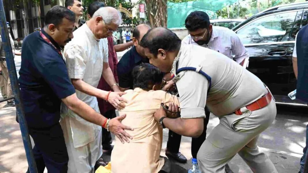 ലോക്ഭവന് മുന്നില് വഴിയാത്രക്കാരന് കുഴഞ്ഞുവീണു; കാറില് നിന്ന് ഇറങ്ങി രക്ഷകനായി ഗവര്ണര് ലോക്ഭവന് മുന്നില് വഴിയാത്രക്കാരന് കുഴഞ്ഞുവീണു; കാറില് നിന്ന് ഇറങ്ങി രക്ഷകനായി ഗവര്ണര്