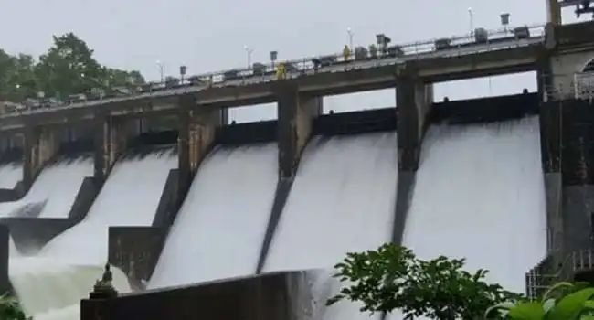 കനത്ത മഴ; ജലനിരപ്പ് ഉയര്ന്നതിനെ തുടര്ന്ന് മംഗലംഡാമിൻ്റെ ഷട്ടറുകള് തുറന്നു കനത്ത മഴ; ജലനിരപ്പ് ഉയര്ന്നതിനെ തുടര്ന്ന് മംഗലംഡാമിൻ്റെ ഷട്ടറുകള് തുറന്നു