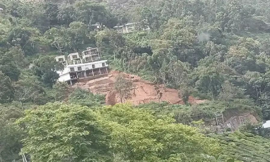 ഇടുക്കിയില് കനത്ത മഴ: മൂന്നാറില് നിര്മാണത്തിലിരുന്ന കെട്ടിടം ഇടിഞ്ഞുതാഴ്ന്നു ഇടുക്കിയില് കനത്ത മഴ: മൂന്നാറില് നിര്മാണത്തിലിരുന്ന കെട്ടിടം ഇടിഞ്ഞുതാഴ്ന്നു