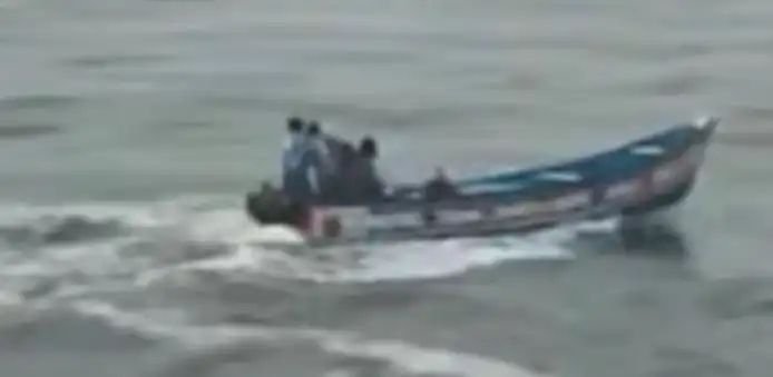 മുതലപ്പൊഴി അഴിമുഖത്ത് ശക്തമായ തിരയില്പ്പെട്ട് വള്ളം മറിഞ്ഞ് രണ്ടുപേരെ കാണാതായി മുതലപ്പൊഴി അഴിമുഖത്ത് ശക്തമായ തിരയില്പ്പെട്ട് വള്ളം മറിഞ്ഞ് രണ്ടുപേരെ കാണാതായി