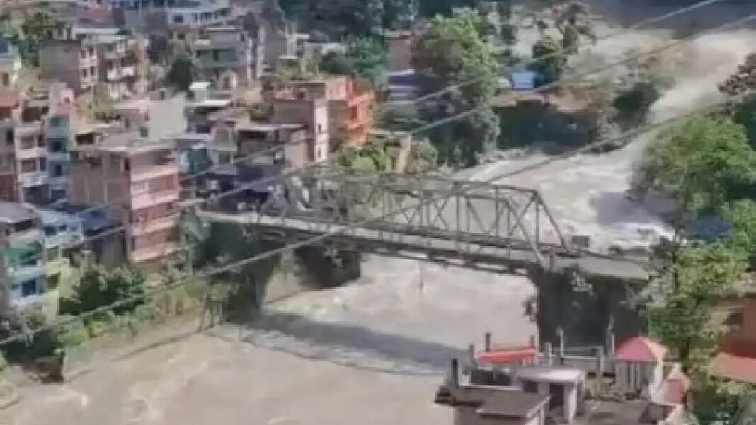 നേപ്പാള് പ്രളയം: കുട്ടികളടക്കം 53 മലയാളികള് കുടുങ്ങി; എല്ലാവരും സുരക്ഷിതരെന്ന് നോര്ക്ക നേപ്പാള് പ്രളയം: കുട്ടികളടക്കം 53 മലയാളികള് കുടുങ്ങി; എല്ലാവരും സുരക്ഷിതരെന്ന് നോര്ക്ക