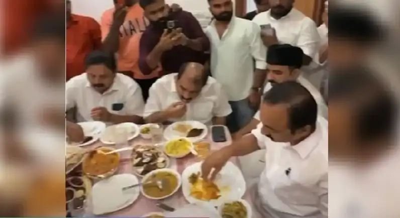 പ്രളയക്കെടുതിക്കിടെ മുഖ്യമന്ത്രി സതീശന്റെ പൊന്നാനി വിരുന്ന്: സമൂഹമാധ്യമങ്ങളില് പ്രതിഷേധവും വിമര്ശനവും ശക്തമാകുന്നു പ്രളയക്കെടുതിക്കിടെ മുഖ്യമന്ത്രി സതീശന്റെ പൊന്നാനി വിരുന്ന്: സമൂഹമാധ്യമങ്ങളില് പ്രതിഷേധവും വിമര്ശനവും ശക്തമാകുന്നു