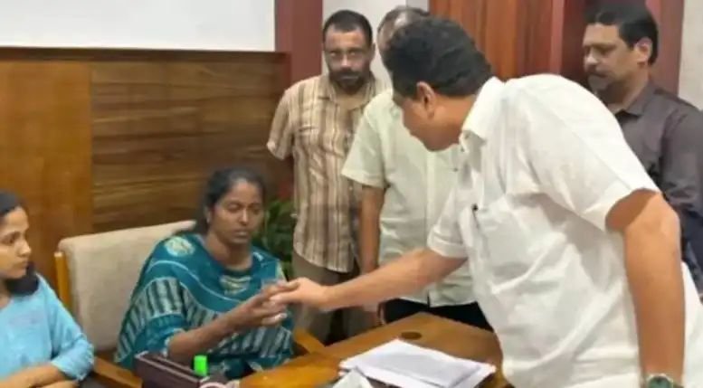 മന്ത്രിയുമായി നടത്തിയ ചര്ച്ച വിജയം; എല്പിഎസ്ടി റാങ്ക് ഹോള്ഡേഴ്സ് സമരം അവസാനിപ്പിച്ചു മന്ത്രിയുമായി നടത്തിയ ചര്ച്ച വിജയം; എല്പിഎസ്ടി റാങ്ക് ഹോള്ഡേഴ്സ് സമരം അവസാനിപ്പിച്ചു