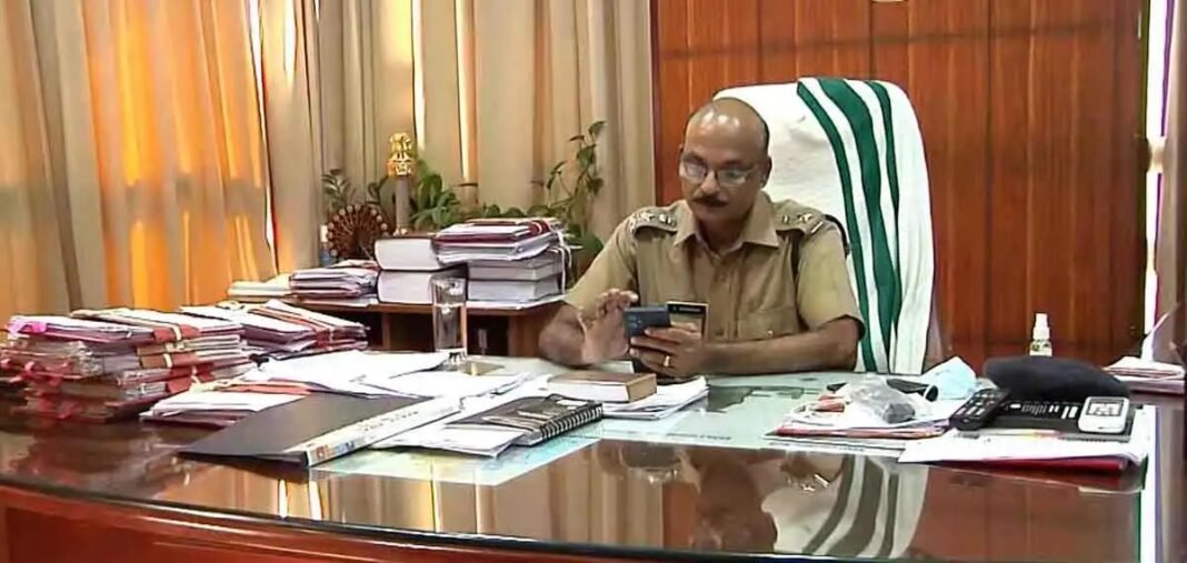 രാഷ്ട്രപതിയുടെ പോലീസ് മെഡലുകള് പ്രഖ്യാപിച്ചു; എസ്.പി എസ്.ശശിധരന് വിശിഷ്ട സേവനത്തിനുള്ള മെഡല് രാഷ്ട്രപതിയുടെ പോലീസ് മെഡലുകള് പ്രഖ്യാപിച്ചു; എസ്.പി എസ്.ശശിധരന് വിശിഷ്ട സേവനത്തിനുള്ള മെഡല്
