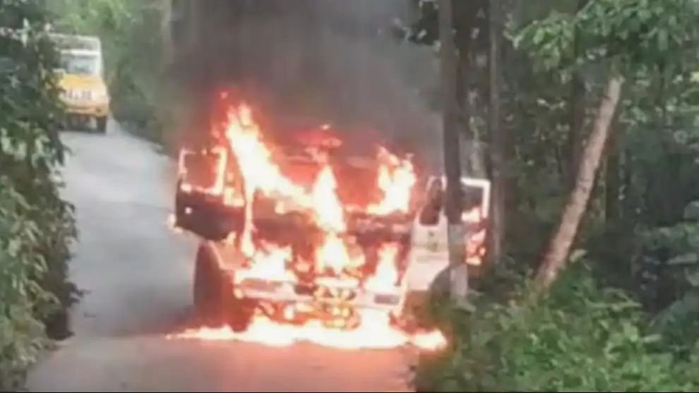 കോന്നിയില് ഓടിക്കൊണ്ടിരുന്ന ടിപ്പറിന് തീപിടിച്ചു; മൂന്ന് പേര് ചാടിയിറങ്ങി രക്ഷപ്പെട്ടു കോന്നിയില് ഓടിക്കൊണ്ടിരുന്ന ടിപ്പറിന് തീപിടിച്ചു; മൂന്ന് പേര് ചാടിയിറങ്ങി രക്ഷപ്പെട്ടു