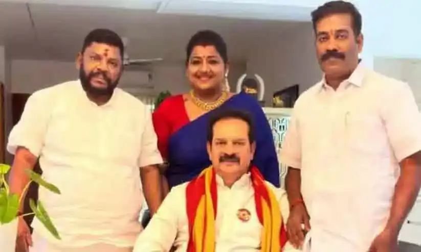 നടൻ ദേവൻ ടിവികെയിലേക്ക്; വിജയിയുമായി ഉടൻ കൂടിക്കാഴ്ച നടത്തും നടൻ ദേവൻ ടിവികെയിലേക്ക്; വിജയിയുമായി ഉടൻ കൂടിക്കാഴ്ച നടത്തും