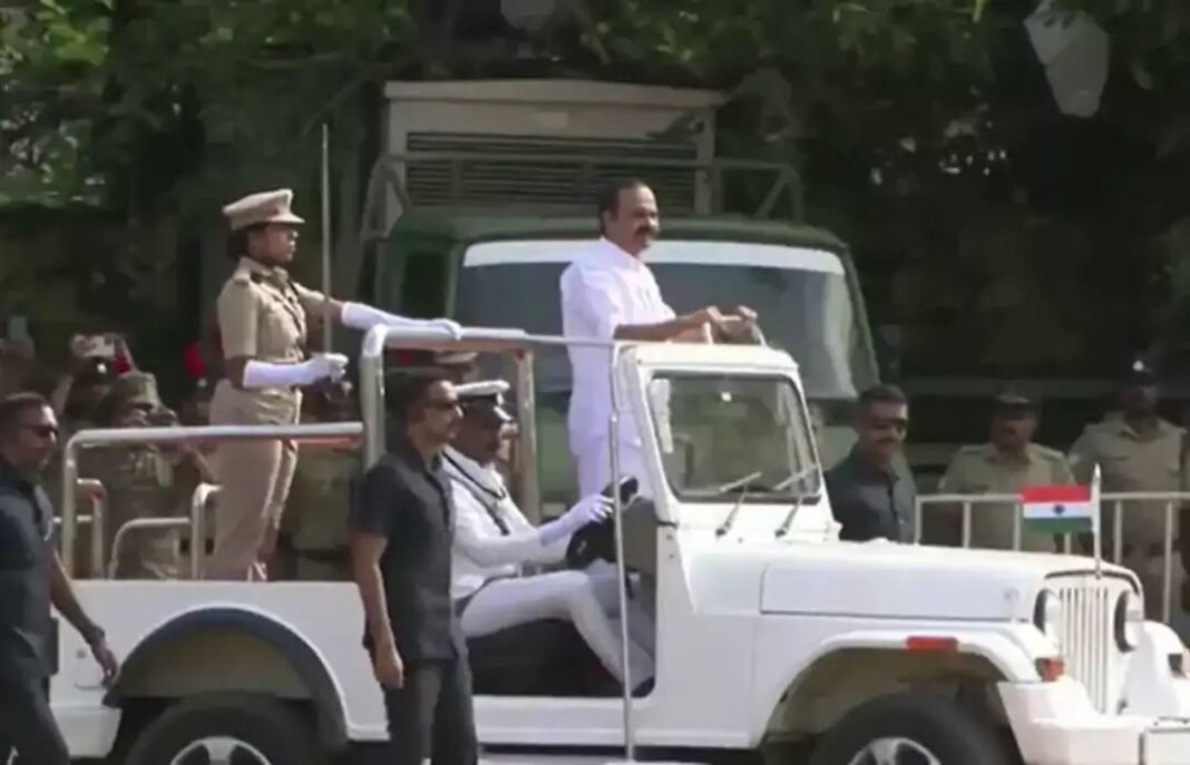 മുഖ്യമന്ത്രിയുടെ സ്വാതന്ത്ര്യ ദിനാഘോഷ പരിപാടിയില് വന്ദേമാതരമില്ല മുഖ്യമന്ത്രിയുടെ സ്വാതന്ത്ര്യ ദിനാഘോഷ പരിപാടിയില് വന്ദേമാതരമില്ല