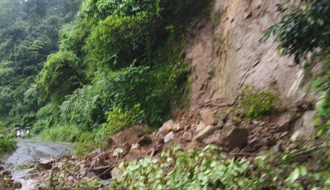 പാൽച്ചുരത്തിൽ മണ്ണിടിഞ്ഞു; കൊട്ടിയൂർ-മാനന്തവാടി പാതയിൽ ഗതാഗതം തടസ്സപ്പെട്ടു പാൽച്ചുരത്തിൽ മണ്ണിടിഞ്ഞു; കൊട്ടിയൂർ-മാനന്തവാടി പാതയിൽ ഗതാഗതം തടസ്സപ്പെട്ടു