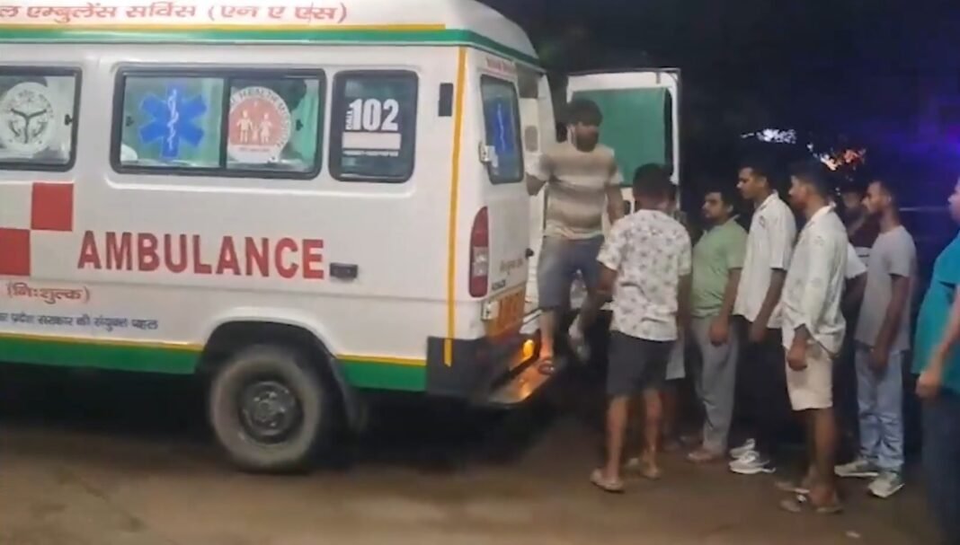 കനത്ത മഴ, ഉത്തര്പ്രദേശില് 100 വർഷം പഴക്കമുള്ള വീട് തകർന്നു വീണു; രണ്ട് കുട്ടികള് ഉള്പ്പടെ 6 പേര്ക്ക് ദാരുണാന്ത്യം കനത്ത മഴ, ഉത്തര്പ്രദേശില് 100 വർഷം പഴക്കമുള്ള വീട് തകർന്നു വീണു; രണ്ട് കുട്ടികള് ഉള്പ്പടെ 6 പേര്ക്ക് ദാരുണാന്ത്യം