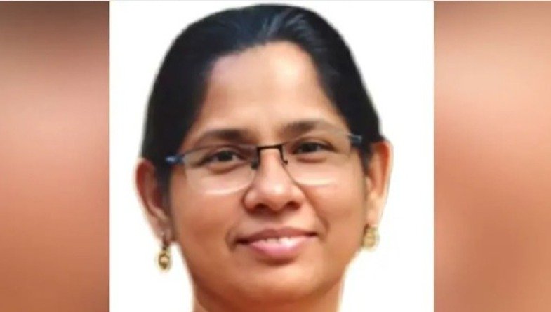 ചപ്പാത്തി നിര്മ്മാണ യന്ത്രത്തില് കൈ കുരുങ്ങി; സ്ഥാപന ഉടമയായ വീട്ടമ്മയ്ക്ക് ദാരുണാന്ത്യം ചപ്പാത്തി നിര്മ്മാണ യന്ത്രത്തില് കൈ കുരുങ്ങി; സ്ഥാപന ഉടമയായ വീട്ടമ്മയ്ക്ക് ദാരുണാന്ത്യം