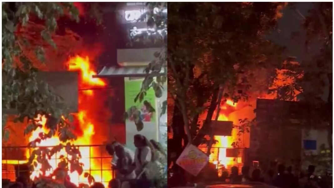 ബെംഗളൂരുവില് പാര്ക്കിങ് യാര്ഡില് നിര്ത്തിയിട്ട 300 ഓളം ഇലക്ട്രിക് സ്കൂട്ടറുകള് കത്തി നശിച്ചു ബെംഗളൂരുവില് പാര്ക്കിങ് യാര്ഡില് നിര്ത്തിയിട്ട 300 ഓളം ഇലക്ട്രിക് സ്കൂട്ടറുകള് കത്തി നശിച്ചു