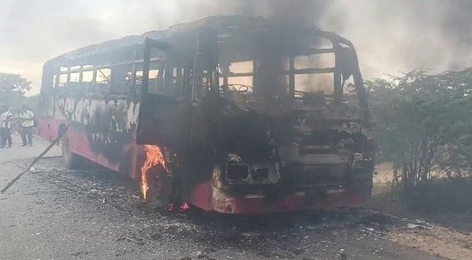 ചിക്കബെല്ലാപുരയില് ബസിന് തീപിടിച്ചു; യാത്രക്കാർ സുരക്ഷിതർ ചിക്കബെല്ലാപുരയില് ബസിന് തീപിടിച്ചു; യാത്രക്കാർ സുരക്ഷിതർ