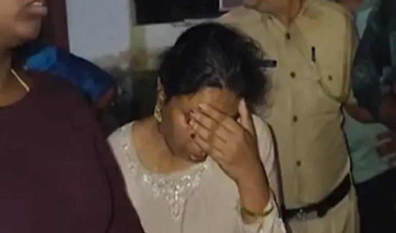 കുടുംബസമേതം എംഡിഎംഎ കടത്ത്; അമ്മയും മകനും ഉള്പ്പെടെ നാലുപേര് പിടിയില് കുടുംബസമേതം എംഡിഎംഎ കടത്ത്; അമ്മയും മകനും ഉള്പ്പെടെ നാലുപേര് പിടിയില്
