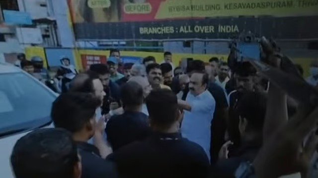 മുഖ്യമന്ത്രിയോട് അപമര്യാദയായി പെരുമാറിയ സംഭവം; ഡിസിസി അംഗം ചേന്തി അനില് കസ്റ്റഡിയില് മുഖ്യമന്ത്രിയോട് അപമര്യാദയായി പെരുമാറിയ സംഭവം; ഡിസിസി അംഗം ചേന്തി അനില് കസ്റ്റഡിയില്