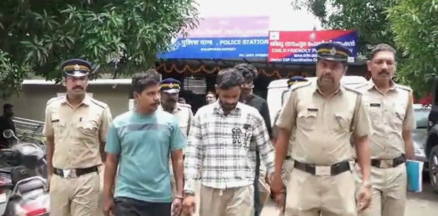 കേരളത്തിലെ ഏറ്റവും വലിയ ലഹരിവേട്ട; മഞ്ചേരിയിൽ 12 കിലോ എംഡിഎംഎയുമായി മൂന്ന് പേര് അറസ്റ്റില് കേരളത്തിലെ ഏറ്റവും വലിയ ലഹരിവേട്ട; മഞ്ചേരിയിൽ 12 കിലോ എംഡിഎംഎയുമായി മൂന്ന് പേര് അറസ്റ്റില്