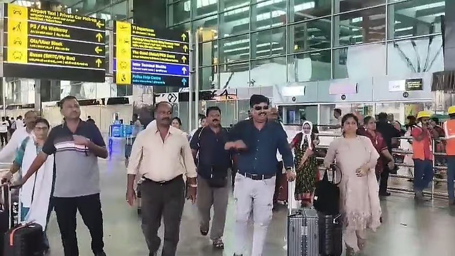 നേപ്പാളിൽ കുടുങ്ങിയ 54 കർണാടക സ്വദേശികൾ തിരിച്ചെത്തി നേപ്പാളിൽ കുടുങ്ങിയ 54 കർണാടക സ്വദേശികൾ തിരിച്ചെത്തി