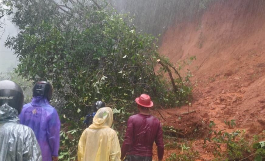 കനത്ത മഴ; ബെൽത്തങ്ങടിയിൽ മണ്ണിടിച്ചിൽ, റോഡ് ഗതാഗതം തടസ്സപ്പെട്ടു കനത്ത മഴ; ബെൽത്തങ്ങടിയിൽ മണ്ണിടിച്ചിൽ, റോഡ് ഗതാഗതം തടസ്സപ്പെട്ടു