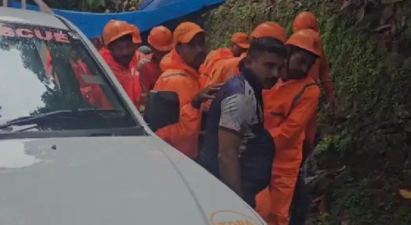 കനത്തമഴ; ഇടുക്കിയിലും കോട്ടയത്തും പത്തനംതിട്ടയിലും ഉരുൾപൊട്ടൽ; മൂന്നുപേർ മരിച്ചു കനത്തമഴ; ഇടുക്കിയിലും കോട്ടയത്തും പത്തനംതിട്ടയിലും ഉരുൾപൊട്ടൽ; മൂന്നുപേർ മരിച്ചു