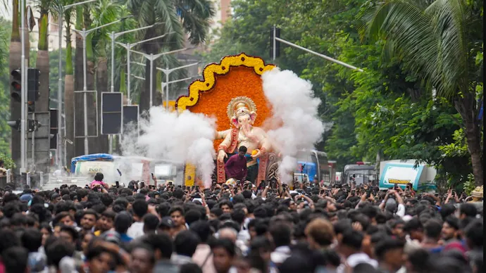 മുംബൈയില് ഗണേശ വിഗ്രഹം വീണ് രണ്ട് പേർ മരിച്ചു; കുട്ടികളുൾപ്പെടെയുള്ളവര്ക്ക് പരുക്ക് മുംബൈയില് ഗണേശ വിഗ്രഹം വീണ് രണ്ട് പേർ മരിച്ചു; കുട്ടികളുൾപ്പെടെയുള്ളവര്ക്ക് പരുക്ക്