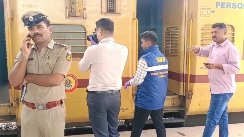 റെയിൽവേ സ്റ്റേഷനിലെത്തിയ ട്രെയിനിലെ കോച്ചിനുള്ളില് യുവതിയുടെ അര്ധ നഗ്ന മൃതദേഹം; പീഡനത്തിന് ശേഷം കൊലപ്പെടുത്തിയതെന്ന് സംശയം റെയിൽവേ സ്റ്റേഷനിലെത്തിയ ട്രെയിനിലെ കോച്ചിനുള്ളില് യുവതിയുടെ അര്ധ നഗ്ന മൃതദേഹം; പീഡനത്തിന് ശേഷം കൊലപ്പെടുത്തിയതെന്ന് സംശയം