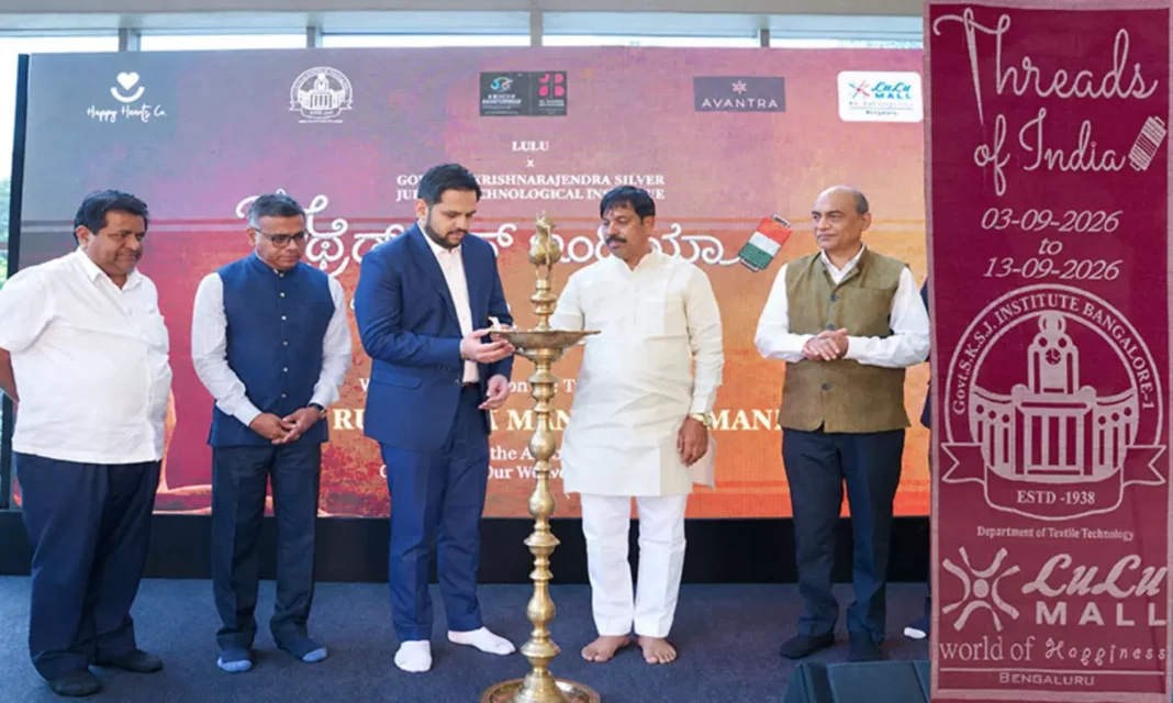 ലുലു മാളിൽ ‘ത്രെഡ്സ് ഓഫ് ഇന്ത്യ’ കൈത്തറി വസ്ത്രപ്രദർശനം ലുലു മാളിൽ ‘ത്രെഡ്സ് ഓഫ് ഇന്ത്യ’ കൈത്തറി വസ്ത്രപ്രദർശനം