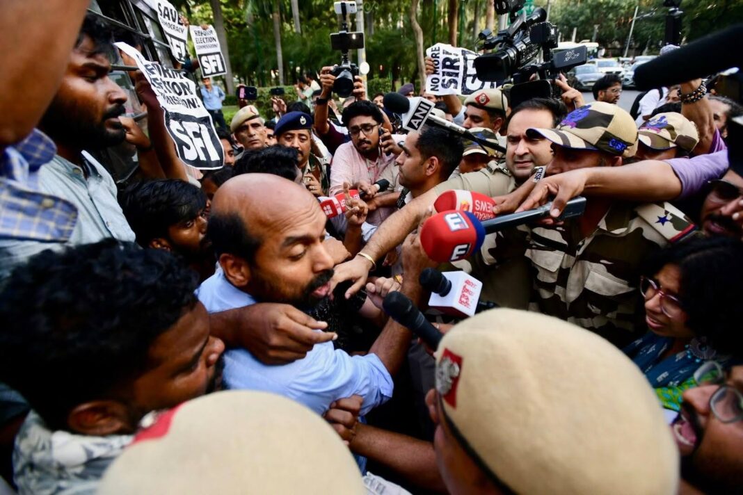 ഡൽഹിയിൽ ഡിവൈഎഫ്ഐ-എസ്എഫ്ഐ മാർച്ചിൽ സംഘർഷം, നേതാക്കൾ കസ്റ്റഡിയിൽ ഡൽഹിയിൽ ഡിവൈഎഫ്ഐ-എസ്എഫ്ഐ മാർച്ചിൽ സംഘർഷം, നേതാക്കൾ കസ്റ്റഡിയിൽ