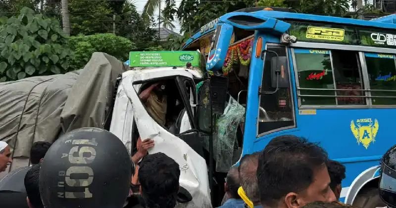 കുറ്റ്യാടിയില് സ്വകാര്യ ബസ്സും ലോറിയും കൂട്ടിയിടിച്ച് 30 പേര്ക്ക് പരുക്ക് കുറ്റ്യാടിയില് സ്വകാര്യ ബസ്സും ലോറിയും കൂട്ടിയിടിച്ച് 30 പേര്ക്ക് പരുക്ക്