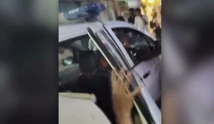 കുടുംബത്തിൻ്റെ എതിര്പ്പവഗണിച്ച് വിവാഹം: ബെംഗളൂരുവില് പെണ്കുട്ടിയെ തട്ടിക്കൊണ്ടുപോകാൻ ശ്രമം കുടുംബത്തിൻ്റെ എതിര്പ്പവഗണിച്ച് വിവാഹം: ബെംഗളൂരുവില് പെണ്കുട്ടിയെ തട്ടിക്കൊണ്ടുപോകാൻ ശ്രമം