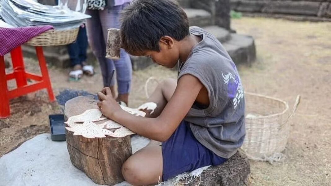 കർണാടകയിൽ ബാലവേലക്കെതിരെ വൻ നടപടി; 17,000 സ്ഥാപനങ്ങളിൽ പരിശോധന, 800 കുട്ടികളെ രക്ഷപ്പെടുത്തി കർണാടകയിൽ ബാലവേലക്കെതിരെ വൻ നടപടി; 17,000 സ്ഥാപനങ്ങളിൽ പരിശോധന, 800 കുട്ടികളെ രക്ഷപ്പെടുത്തി