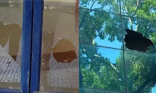 തിരുവനന്തപുരം ഡിസിസി ഓഫീസിന് നേരെ കല്ലേറ്: ജനലുകള് തകര്ത്തു തിരുവനന്തപുരം ഡിസിസി ഓഫീസിന് നേരെ കല്ലേറ്: ജനലുകള് തകര്ത്തു