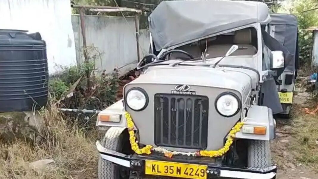 കാന്തല്ലൂരില് കാട്ടാനക്കൂട്ടത്തിൻ്റെ പരാക്രമം: റോഡരികില് നിര്ത്തിയിട്ടിരുന്ന 2 ജീപ്പുകള് തകര്ത്തു കാന്തല്ലൂരില് കാട്ടാനക്കൂട്ടത്തിൻ്റെ പരാക്രമം: റോഡരികില് നിര്ത്തിയിട്ടിരുന്ന 2 ജീപ്പുകള് തകര്ത്തു
