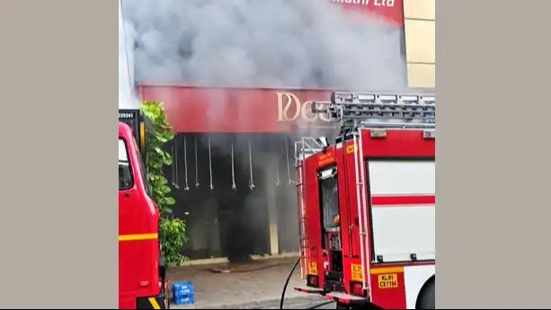 ആലുവയില് വൻ തീപിടിത്തം; വസ്ത്ര വ്യാപാര സ്ഥാപനം പൂര്ണമായി കത്തി നശിച്ചു ആലുവയില് വൻ തീപിടിത്തം; വസ്ത്ര വ്യാപാര സ്ഥാപനം പൂര്ണമായി കത്തി നശിച്ചു