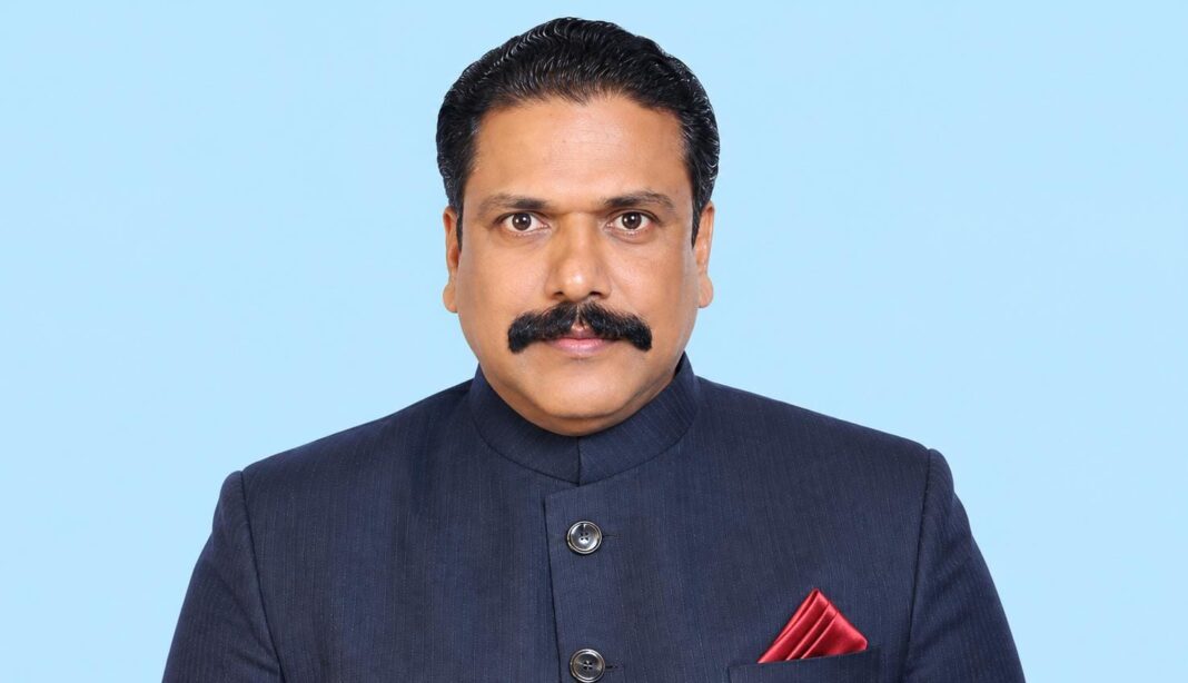 അഡ്വ. സത്യൻ പുത്തൂരിനെ കൊടകു യൂണിവേഴ്സിറ്റി സിൻഡിക്കേറ്റ് അംഗമായി നിയമിച്ചു അഡ്വ. സത്യൻ പുത്തൂരിനെ കൊടകു യൂണിവേഴ്സിറ്റി സിൻഡിക്കേറ്റ് അംഗമായി നിയമിച്ചു